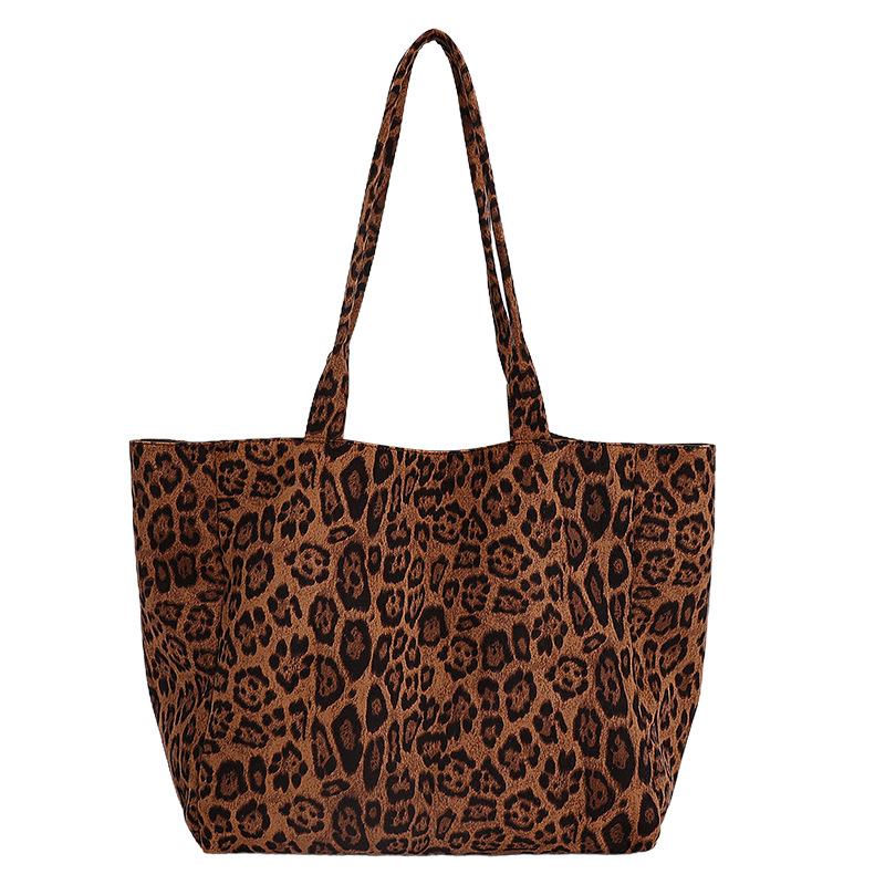 Leopard print bag women's large-capacity 2025 new autumn and winter leisure shoulder shopping bag, popular commuter tote bag this year