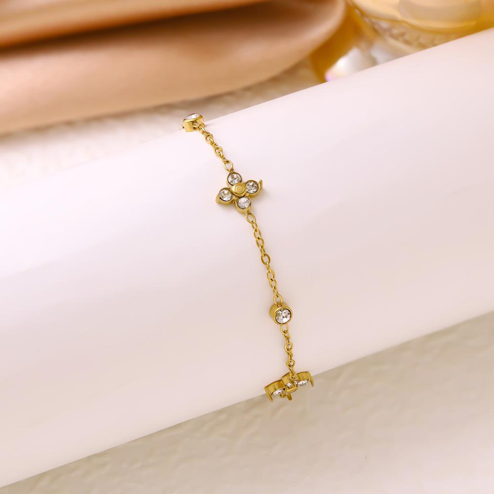 2025 Retro Zircon Four-Leaf Clover Bracelet: Women's Light Luxury Floral Jewelry