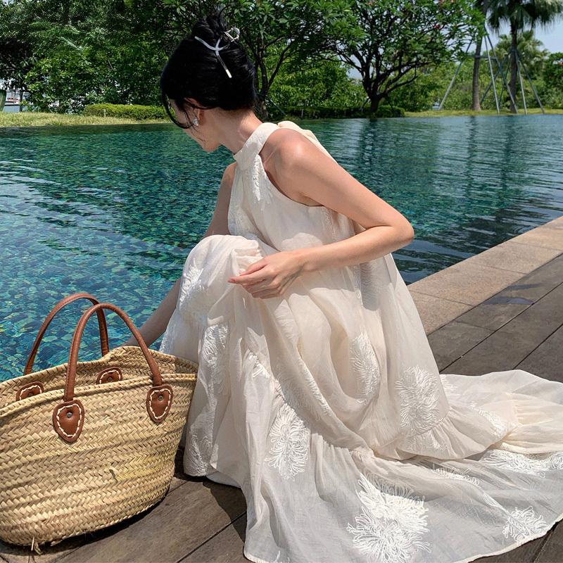 Temperament Bohemian Badeort Stil Sexy Lose Hängenden Hals Charakter Stickerei Ärmelloses Midi Kleid Frauen Sommer 2024