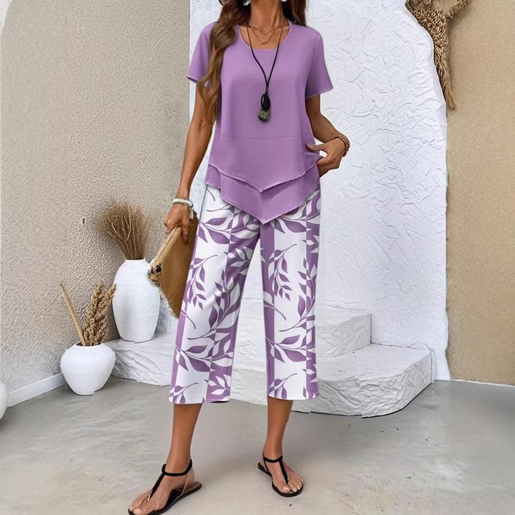 Hellblaues Zweiteiler-Set mit kurzen Ärmeln, Cropped-Top und bedruckter Hose