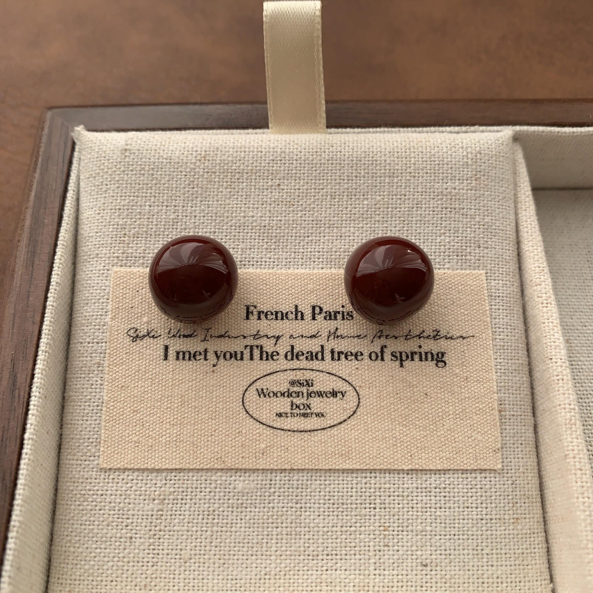 

Simple burgundy enamel stud earrings cute sense of high-end fashion versatile sweet romantic niche earrings autumn and winter