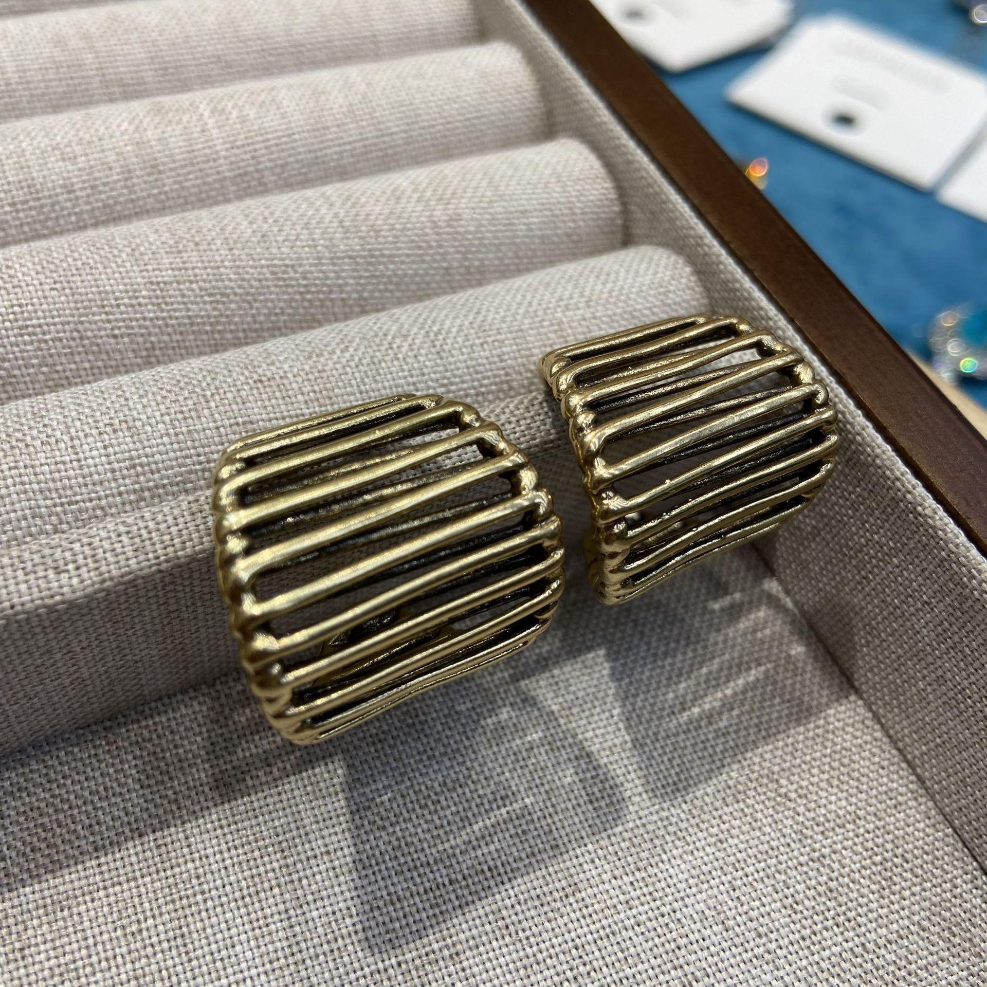 French Copper-Plated Gold-Plated Handmade Winding Hollow C Stud Earrings For Women S Personality Exaggerated Simple Fashion Earrings