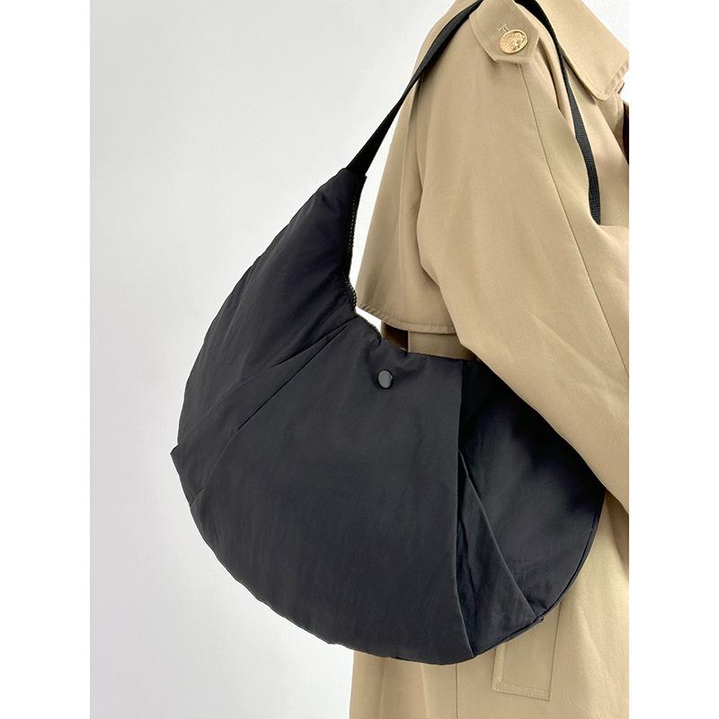 

Large Capacity Yoga One Shoulder Sports Fitness Versatile Casual Ladies Dumpling Bag Commuter Crescent Bag Portable Underarm Bag чорний