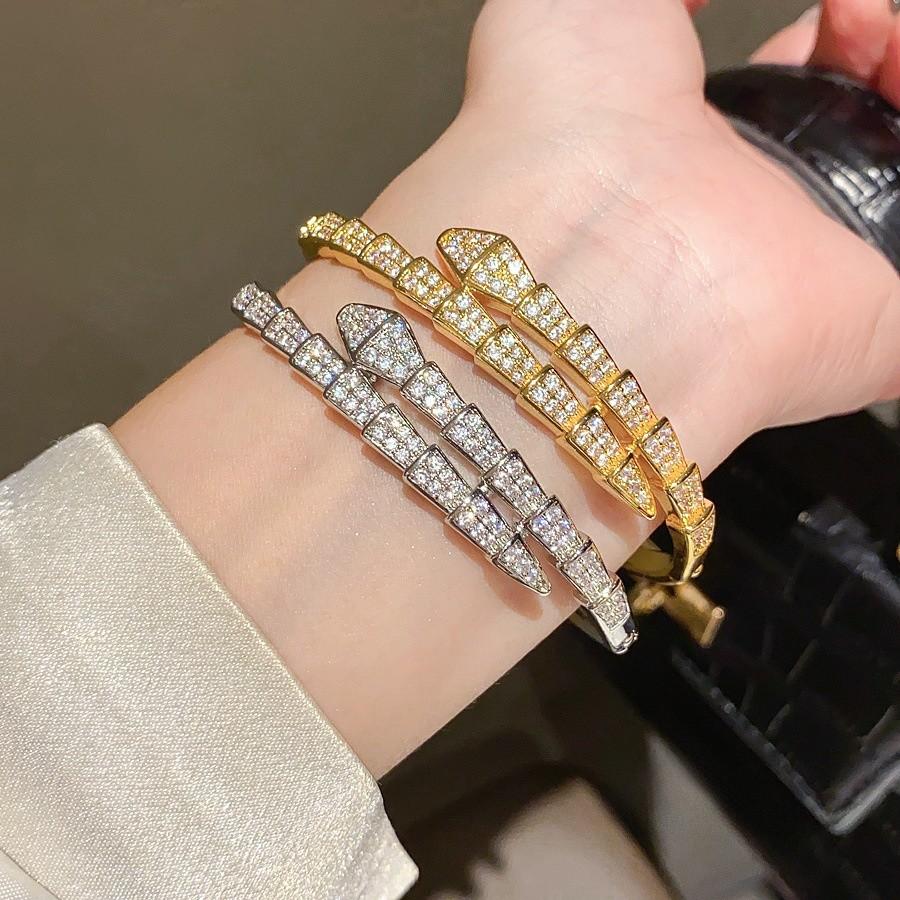 Bracciale di lusso a forma di serpente in rame placcato oro con accenti di zirconi per fashioniste