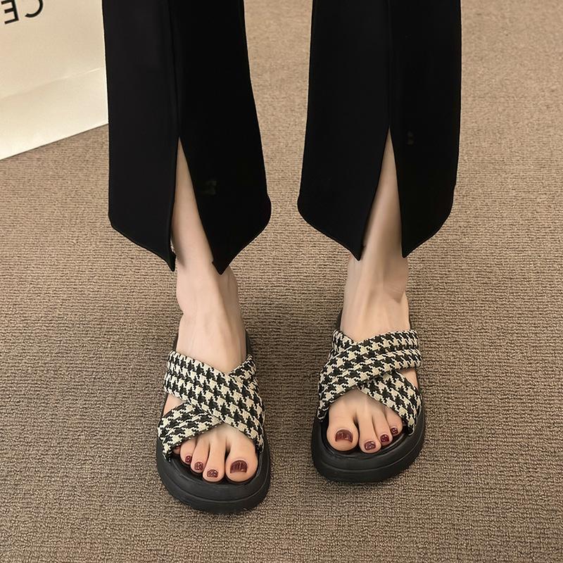 Step on muffin bottom slippers, women wear cool shit in summer, new thick-soled semi-drag beach sandals