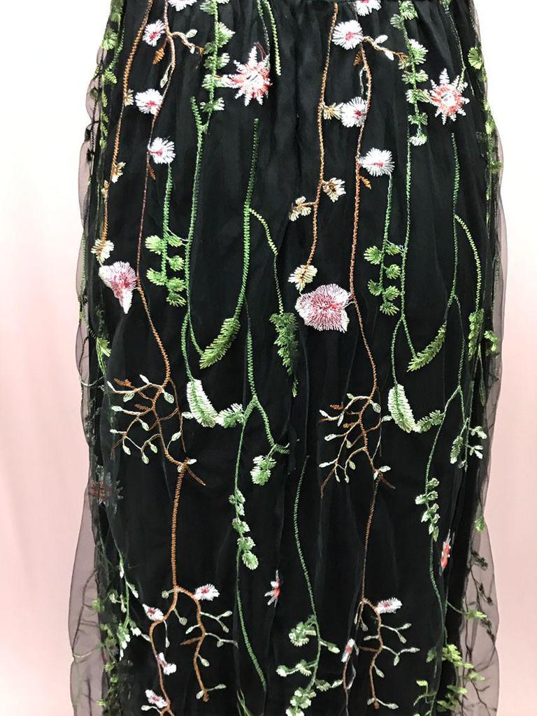Sexy Deep V Sleeveless Embroidered Ball Gown with Slim Backless Design