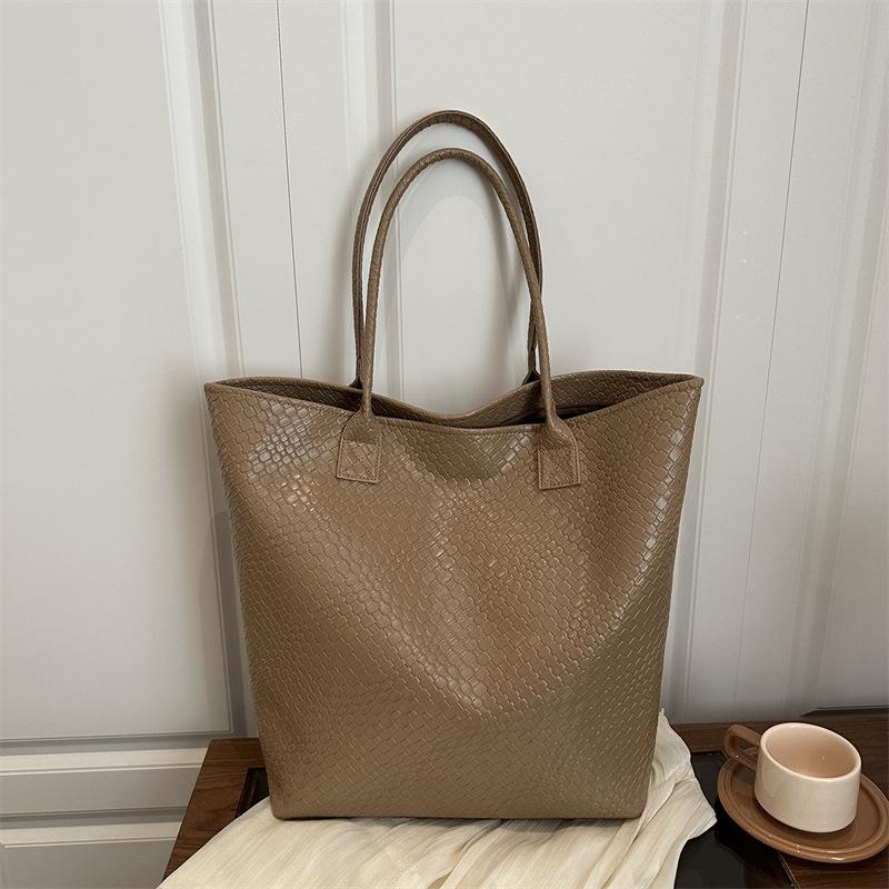 

2025 Новая женская сумка Модная универсальная плетеная сумка Большая вместимость Сумка через плечо Сумка-тоут для поездок на работу Текстурированная сумка-хобо Тренд хаки