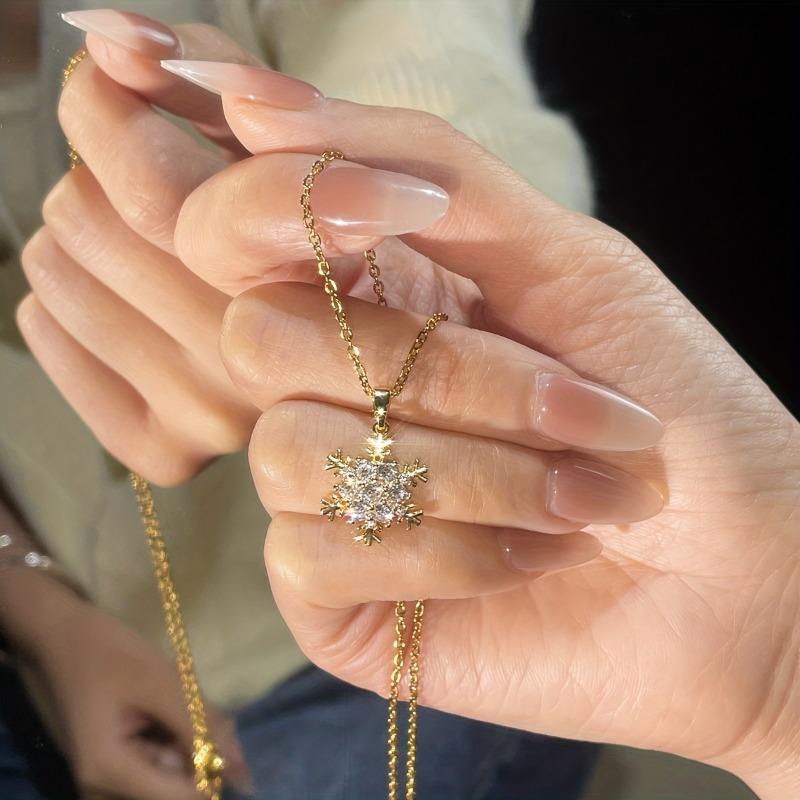 Exquisite Sparkling Zircon Snowflake Pendant Necklace, Suitable As A Gift for Women's Wedding Banquets