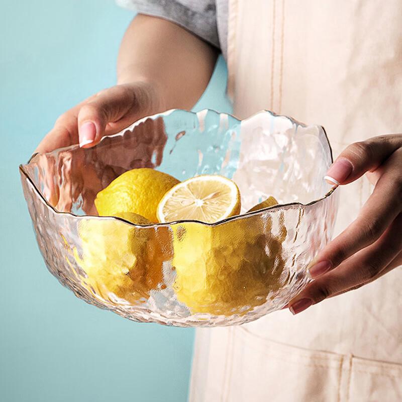 Gehämmerte Glasschale für Salate im japanischen Stil