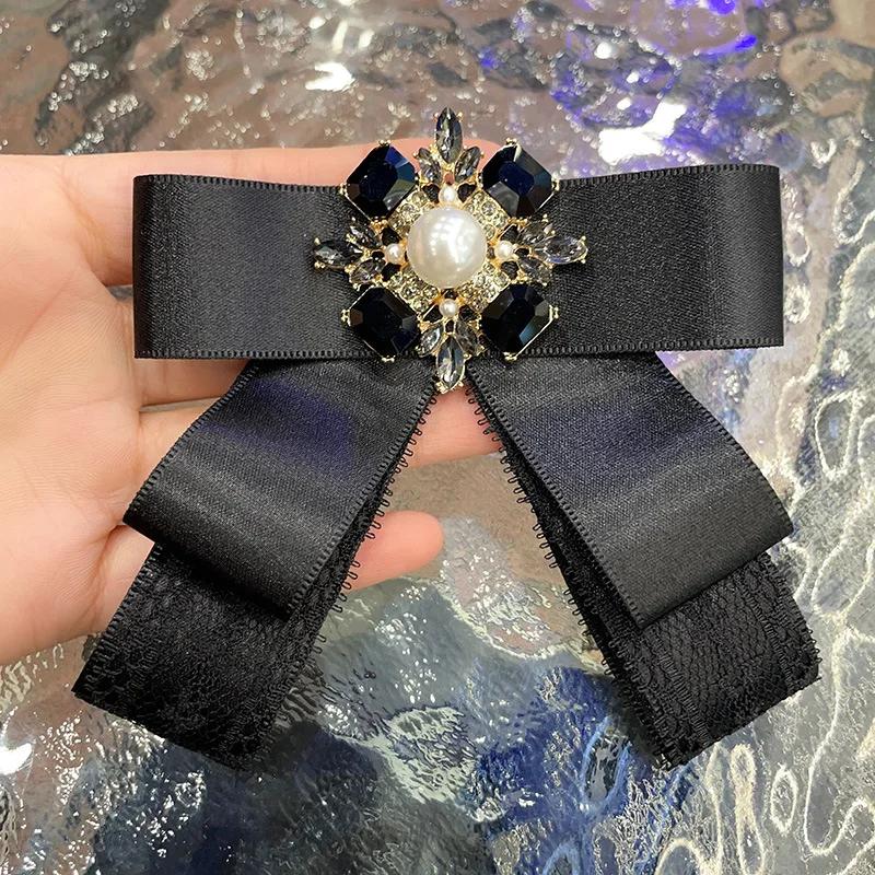 Retro Ribbon Lace Bow Tie Pearl Crystal Fabric Bowknot Brooches for Women College Style Sweater Shirt Collar Pins Jewelry