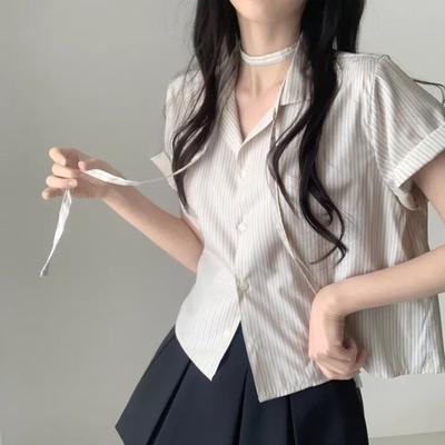 Damen gestreiftes Kurzarmhemd im koreanischen Stil mit Halsschleife Lässige College-Stil Bluse für Frühling oder Sommer