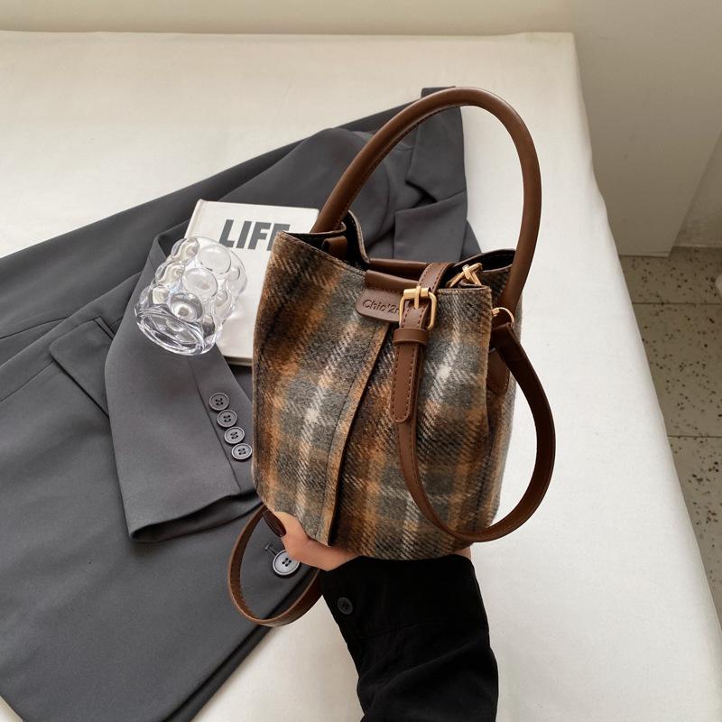 Retro niche hand-carried bucket bag women's autumn contrasting color fashion shoulder bag high-end textured messenger bag