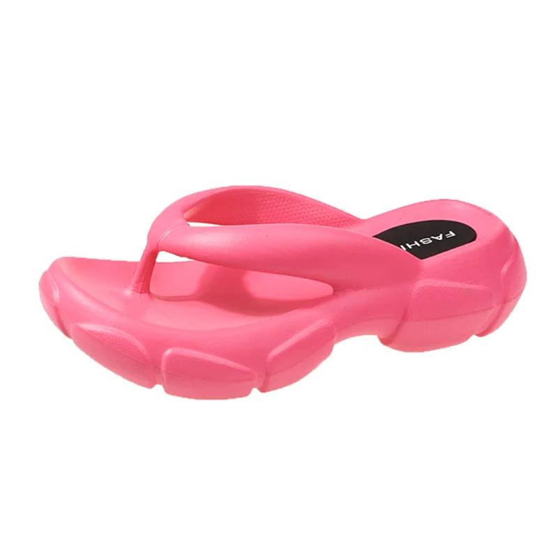 

Новые модные шлепанцы на платформе, женские летние 2024, нескользящие пляжные тапочки на толстой подошве, женские брендовые дизайнерские сандалии на танкетке с зажимом для носка 39-40