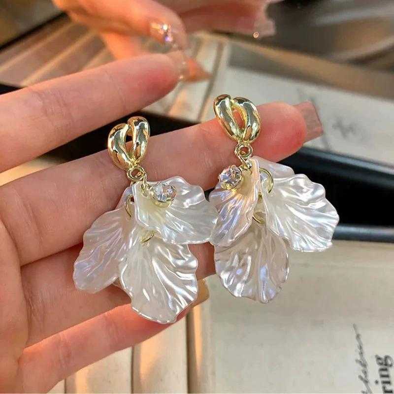 Flower Dangle Earrings for Women Golden Bend Metal Drop White Acrylic Petal Tassel Long Earrings Personality Jewelry