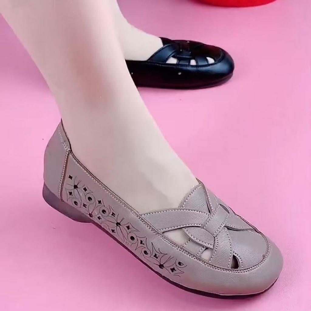 Mom Shoes Single Shoes Soft Surface Flat Bottom Comfortable Beef Tendon Sole Middle-aged and Elderly Summer Hollow Women's Shoes 2025 New Hole Shoes