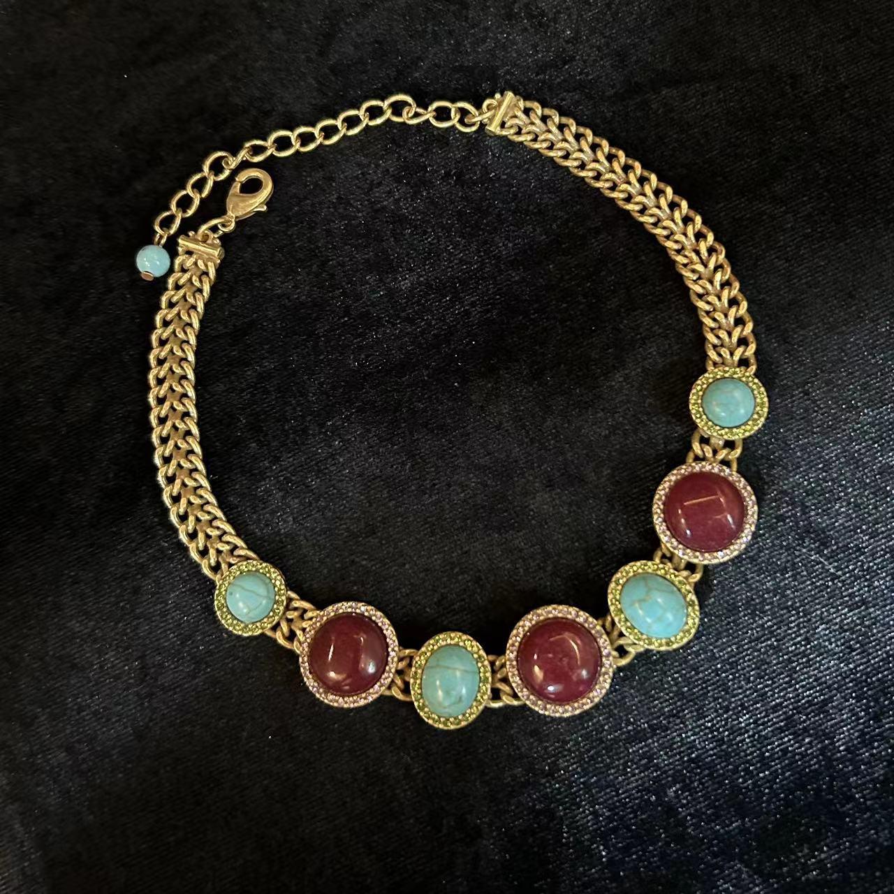 

Комплект серег-пусет и ожерелья из натурального камня с бриллиантовой инкрустацией – Женские украшения высокого класса для осени/зимы One Size