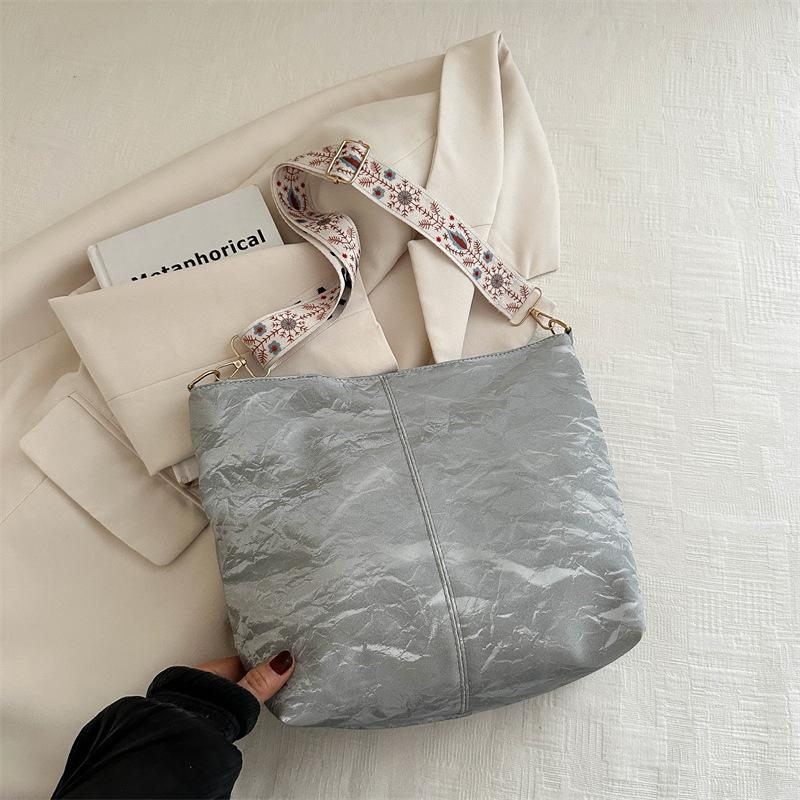 

Сумка-тоут простой текстуры большой вместимости 2025 новая летняя нишевая модная сумка-ведро повседневная универсальная сумка-мессенджер серебряный