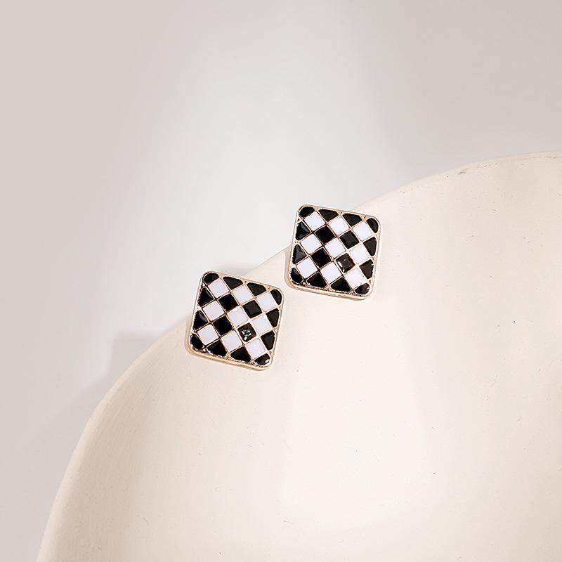 

Черно-белые клетчатые серьги с ретро-бантом и геометрическим дизайном