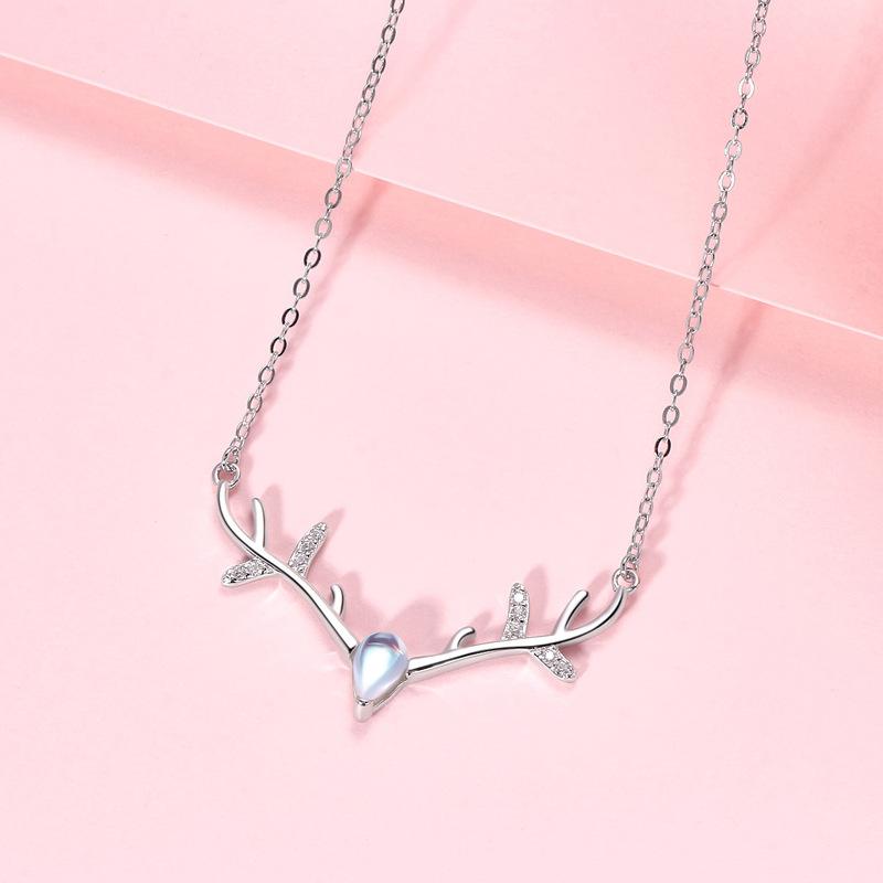 A Deer Has Your Necklace for Girls, High-end Elk Pendant, Fashion Ins Niche Versatile Neck Chain