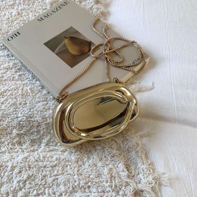 

2025 European and American retro niche burgundy acrylic box small square bag banquet versatile mobile phone hand messenger bag