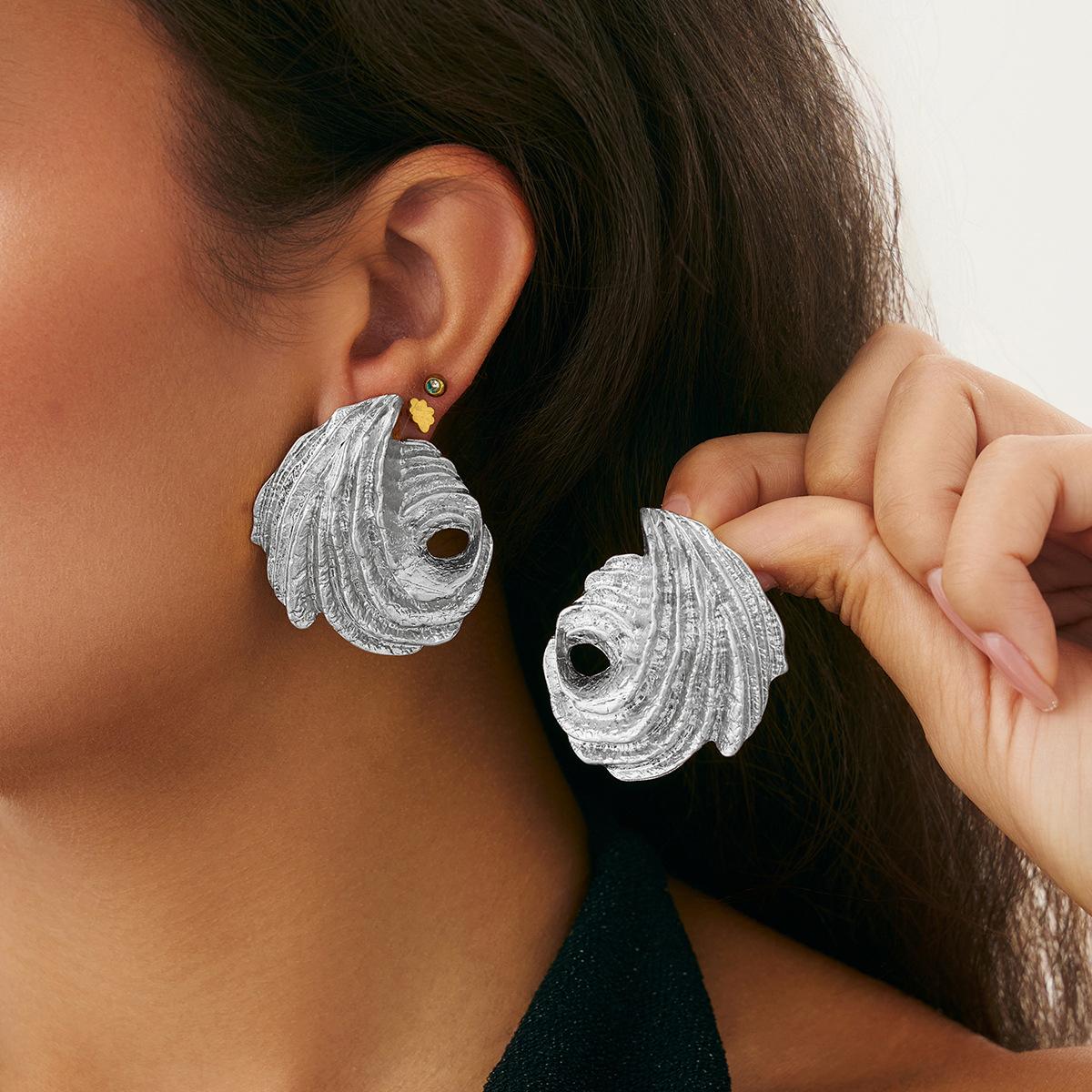 

Атмосферные Металлические Глянцевые Серьги-Пусеты Персонализированные Неправильной Геометрической Формы Полые Серьги