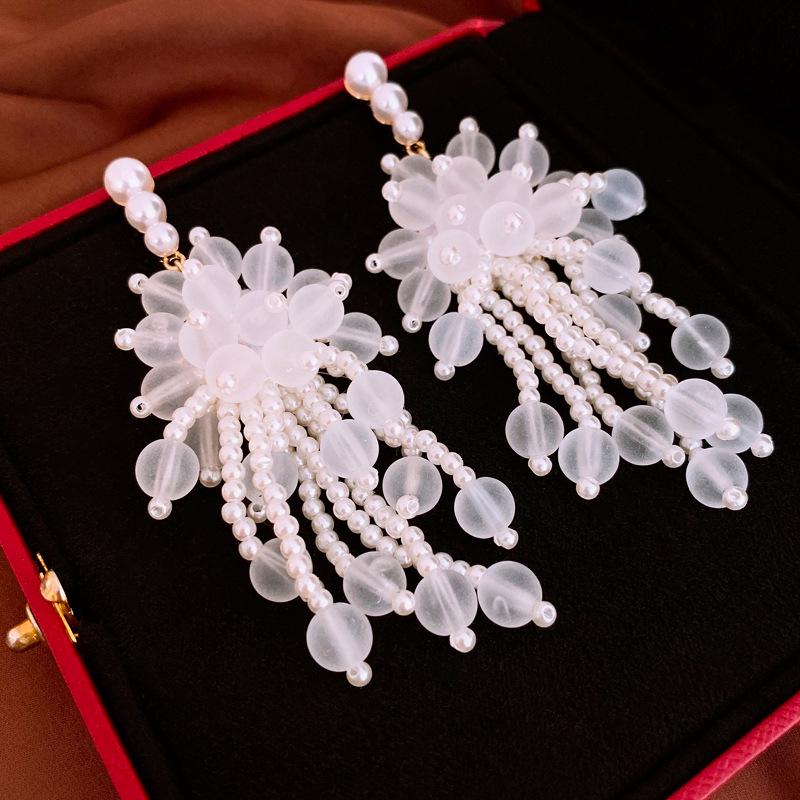 

Элегантные серьги-пусеты из стерлингового серебра с акриловым цветком, искусственным жемчугом и кисточками - Идеально для стильного отпускного образа