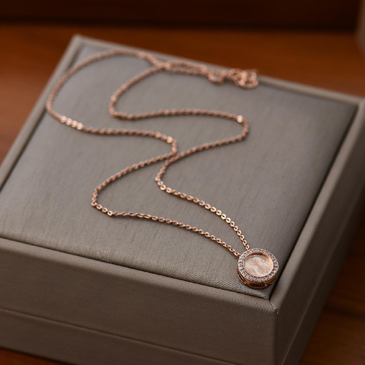 

Геометрическое круглое подвесное колье из циркония, изготовленное на высокоточном ЧПУ