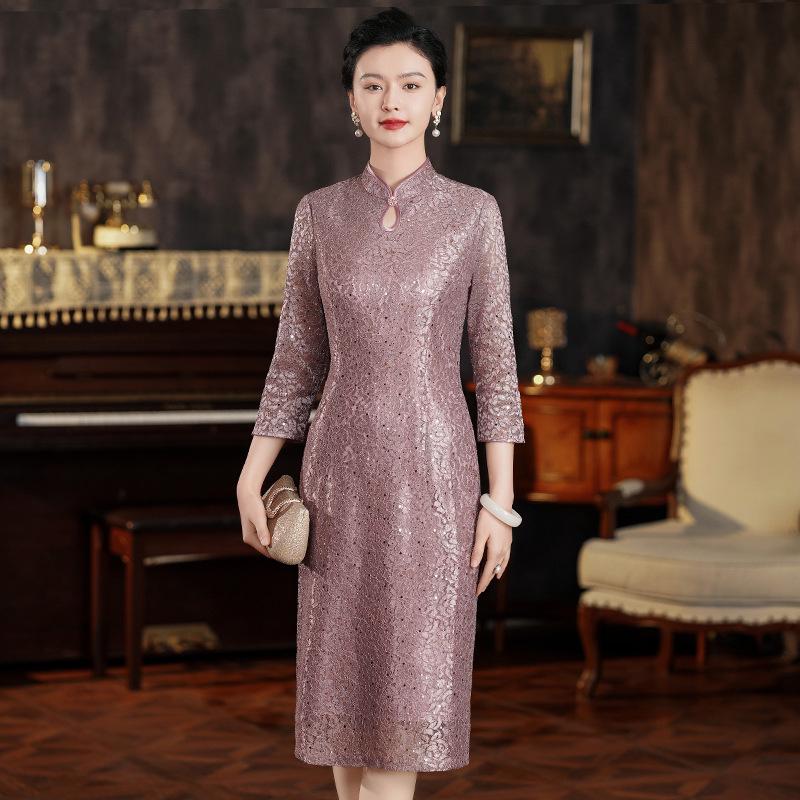 Elegantes hellviolettes Qipao: Hochwertiges Festkleid für die Brautmutter bei Sommerhochzeiten und Banketten