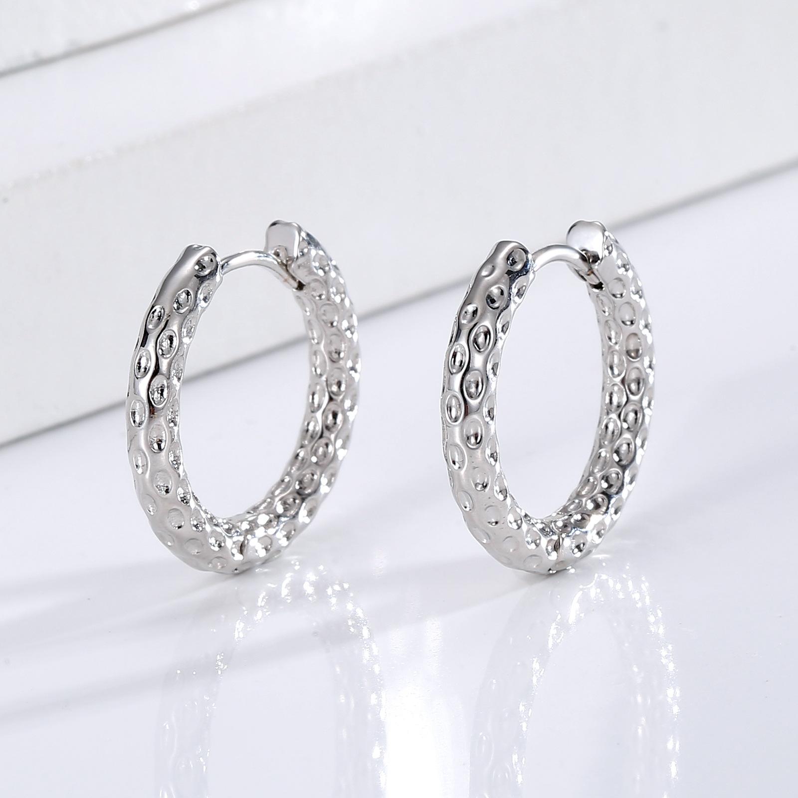 

Популярные простые и универсальные серьги-пряжки с поворотным креплением, характерные для знаменитостей, осенние и зимние серьги