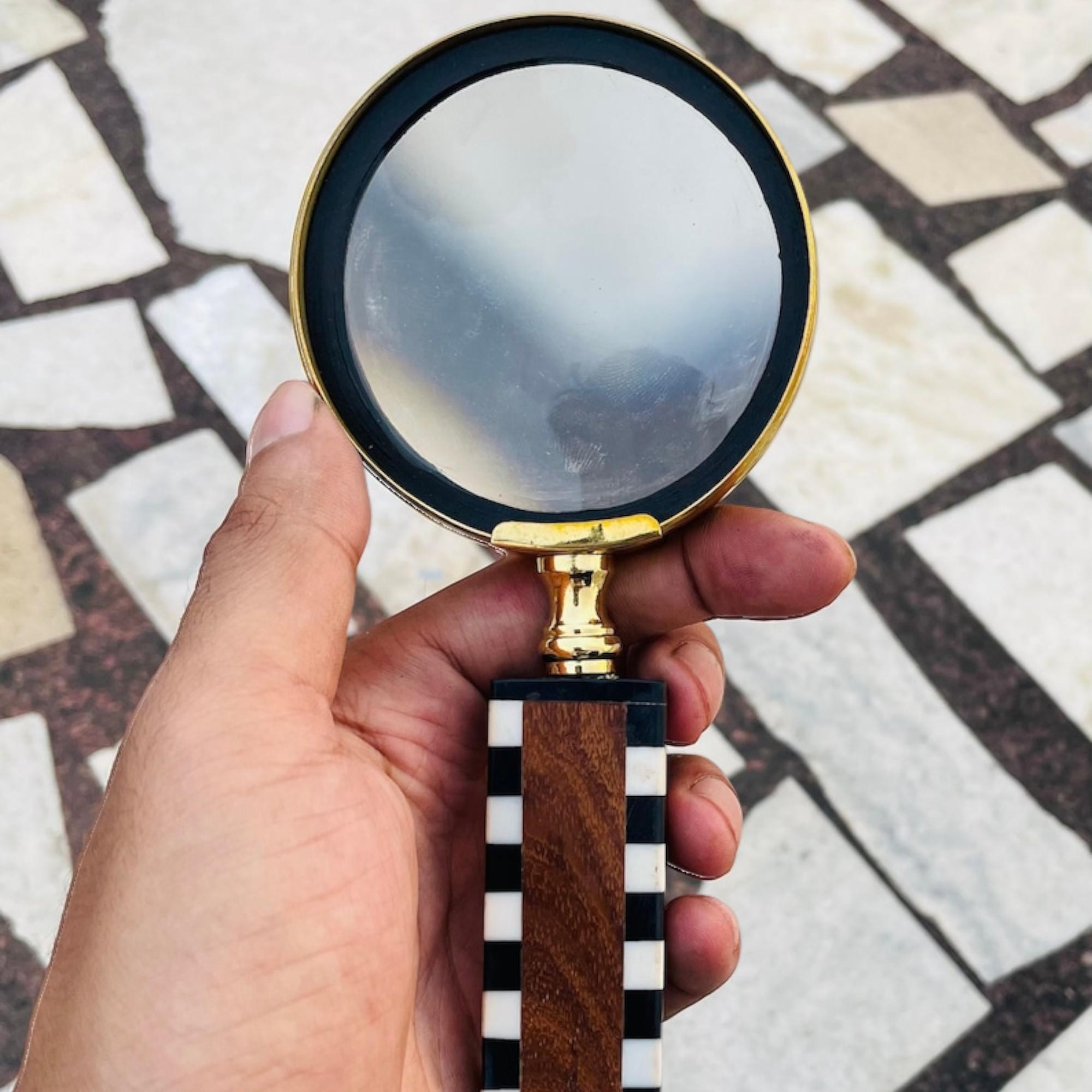 

Старовинне латунне збільшувальне скло з вінтажною морською дерев’яною ручкою – ідеальне рішення для читання карт і колекціонерів.