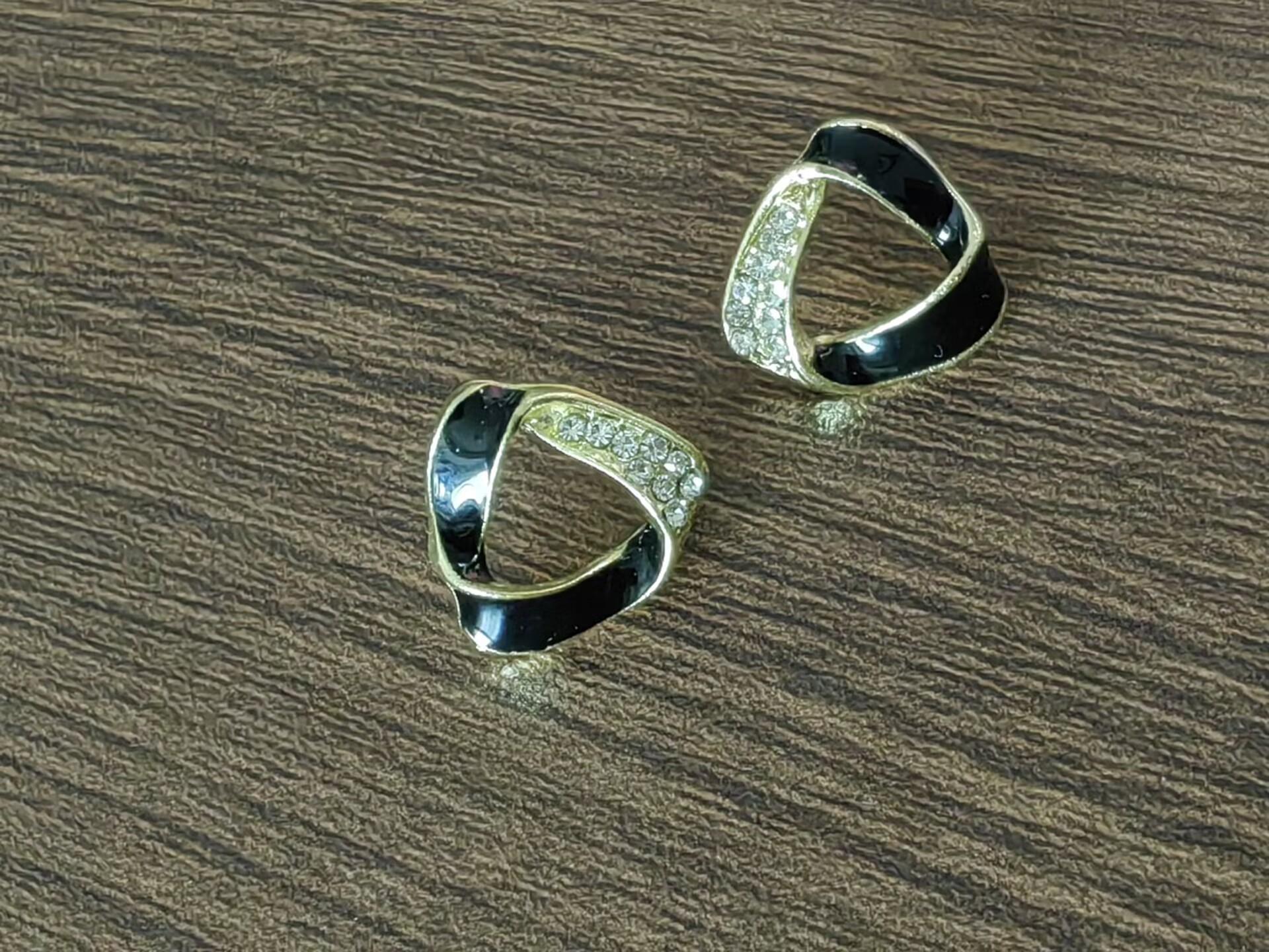 

S Silver Needle Simple Geometric Earrings Diamond Cold Wind Design Versatile Stud Earrings Ear Jewelry чорний