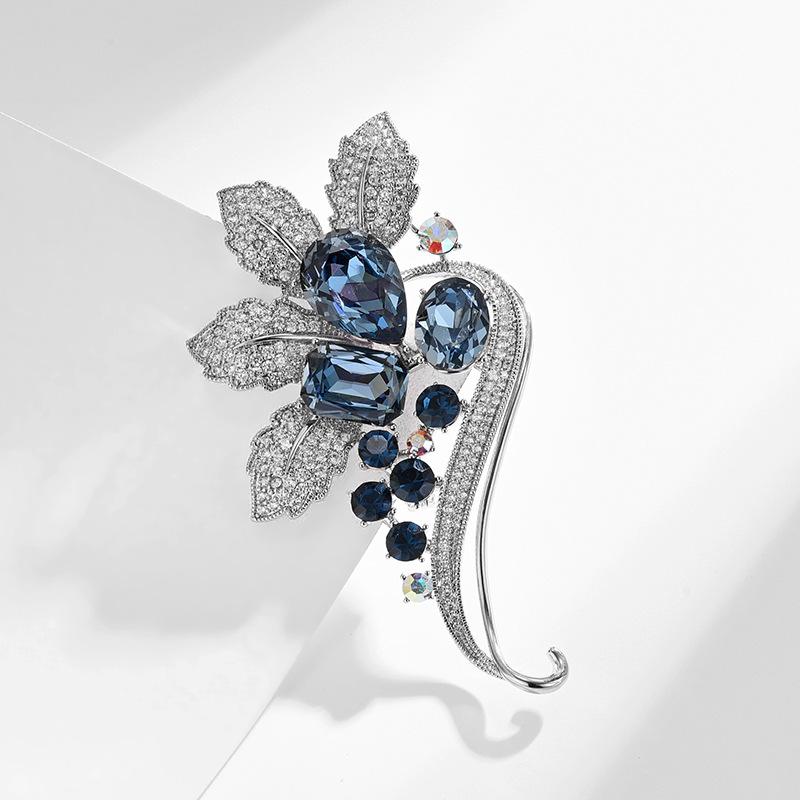 New Fashion Design Luxury And Elegant Blue Flower Brooch Light Luxury And Versatile  Women  Accessories