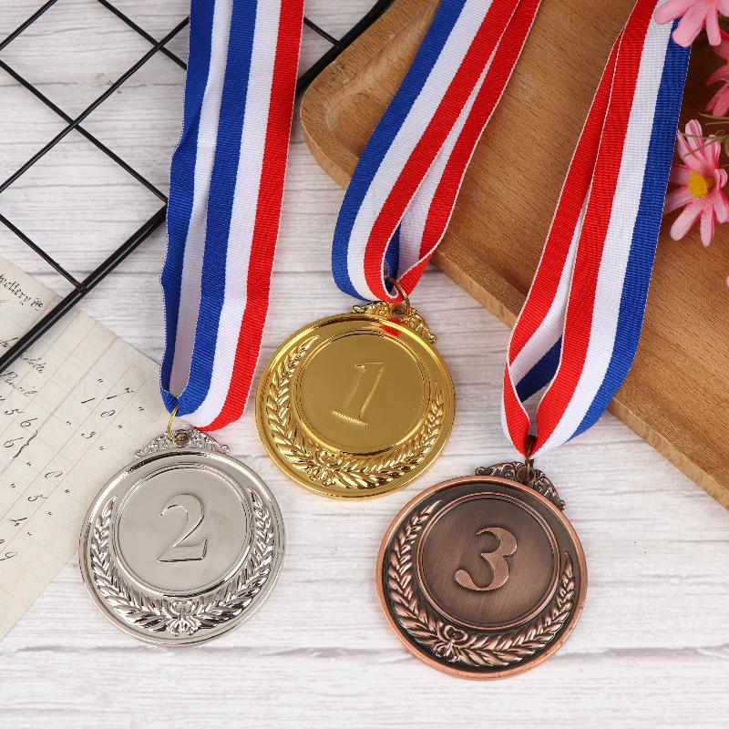 Kovové medaile s krční stuhou ve stylu zlaté, stříbrné a bronzové barvy pro sport, akademické soutěže nebo jakoukoli jinou soutěž Průměr