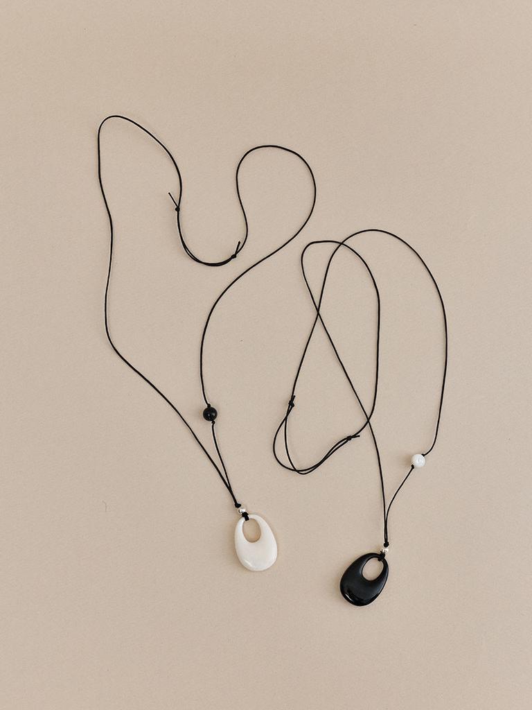 Hei [Sv925] Bottle Cap Pendant String Necklace (Black/White)