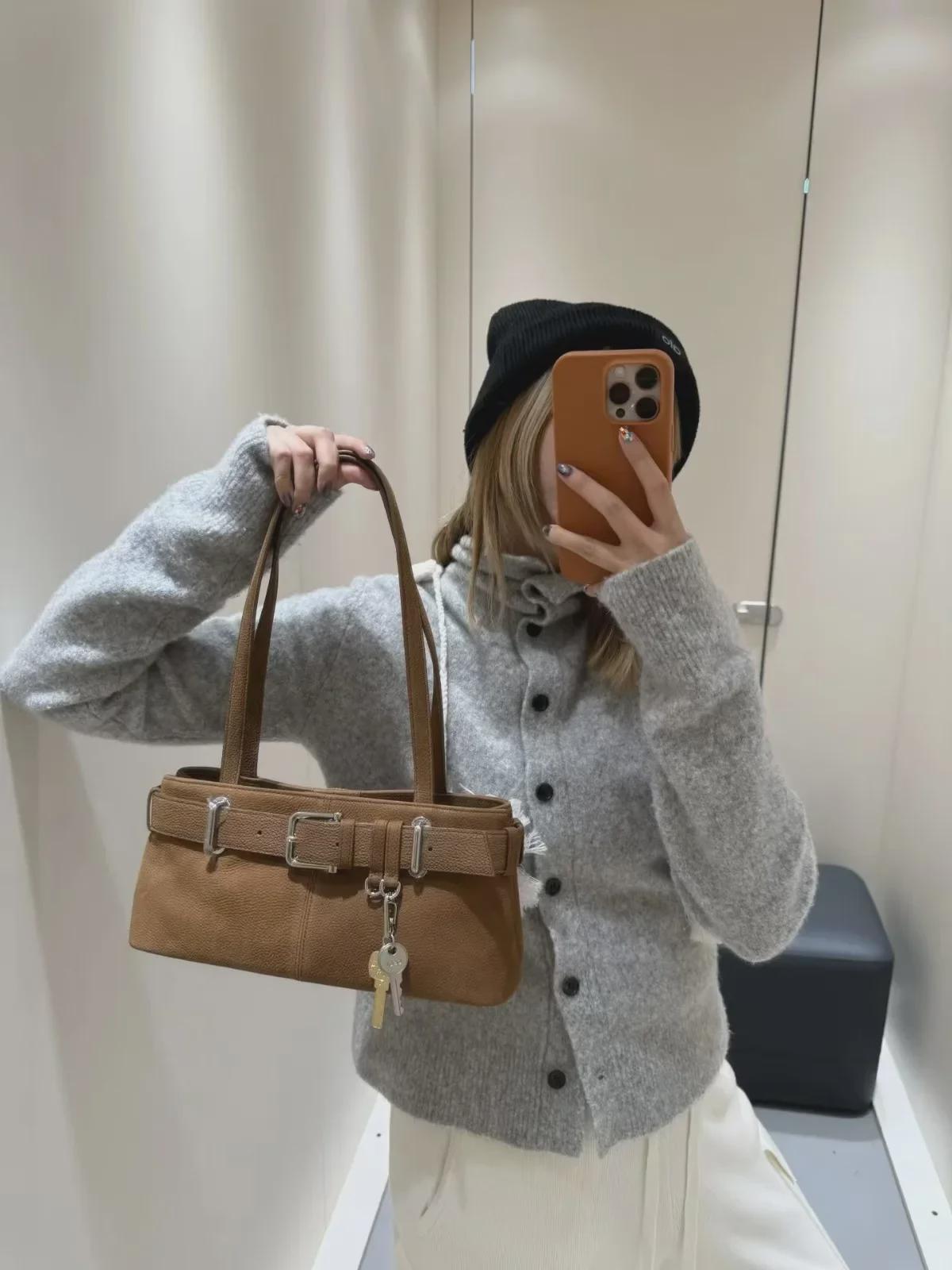 

Женская сумка через плечо в стиле корейского блогера-мотоциклиста с уникальной пряжкой коричневый