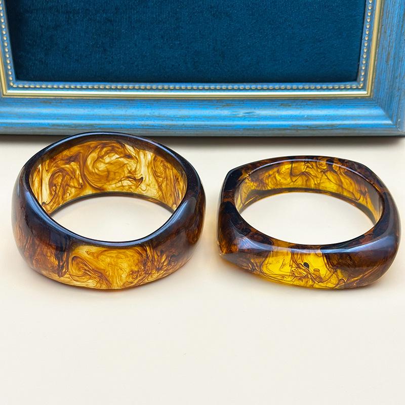 Pulseira Retrô Europeia/Americana de Resina: Bracelete Larga Irregular de Inspiração Francesa para Moda Primavera/Verão