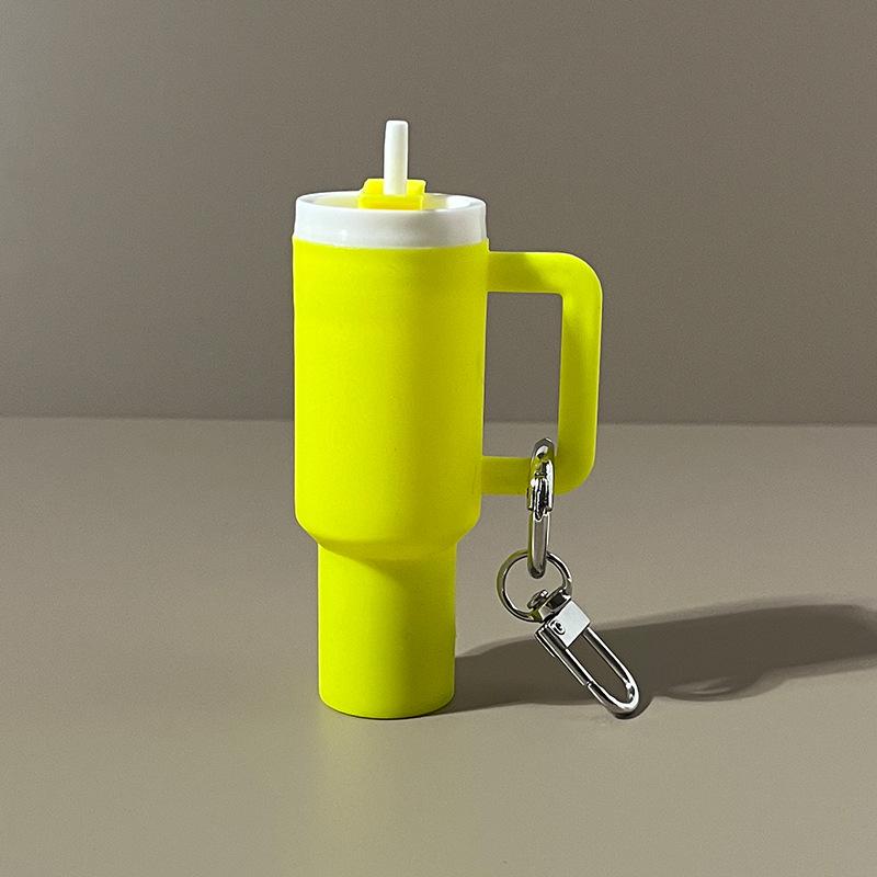 Llavero Copa Rey Hielo: Colgante Stanley versátil para pintalabios o para colgar en la mochila