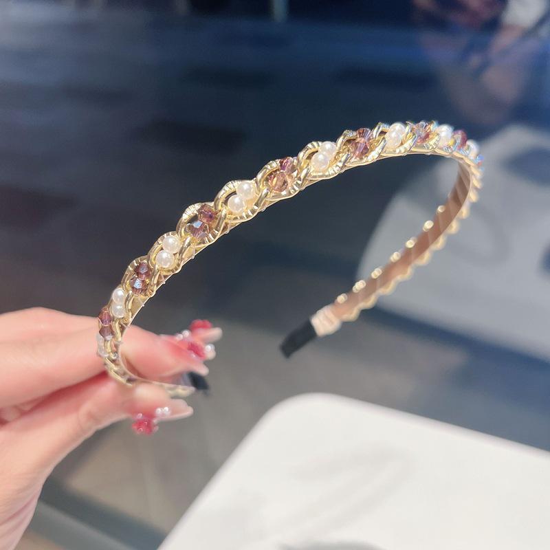 Elegantes handgefertigtes Perlenhaarband mit Kettenakzent