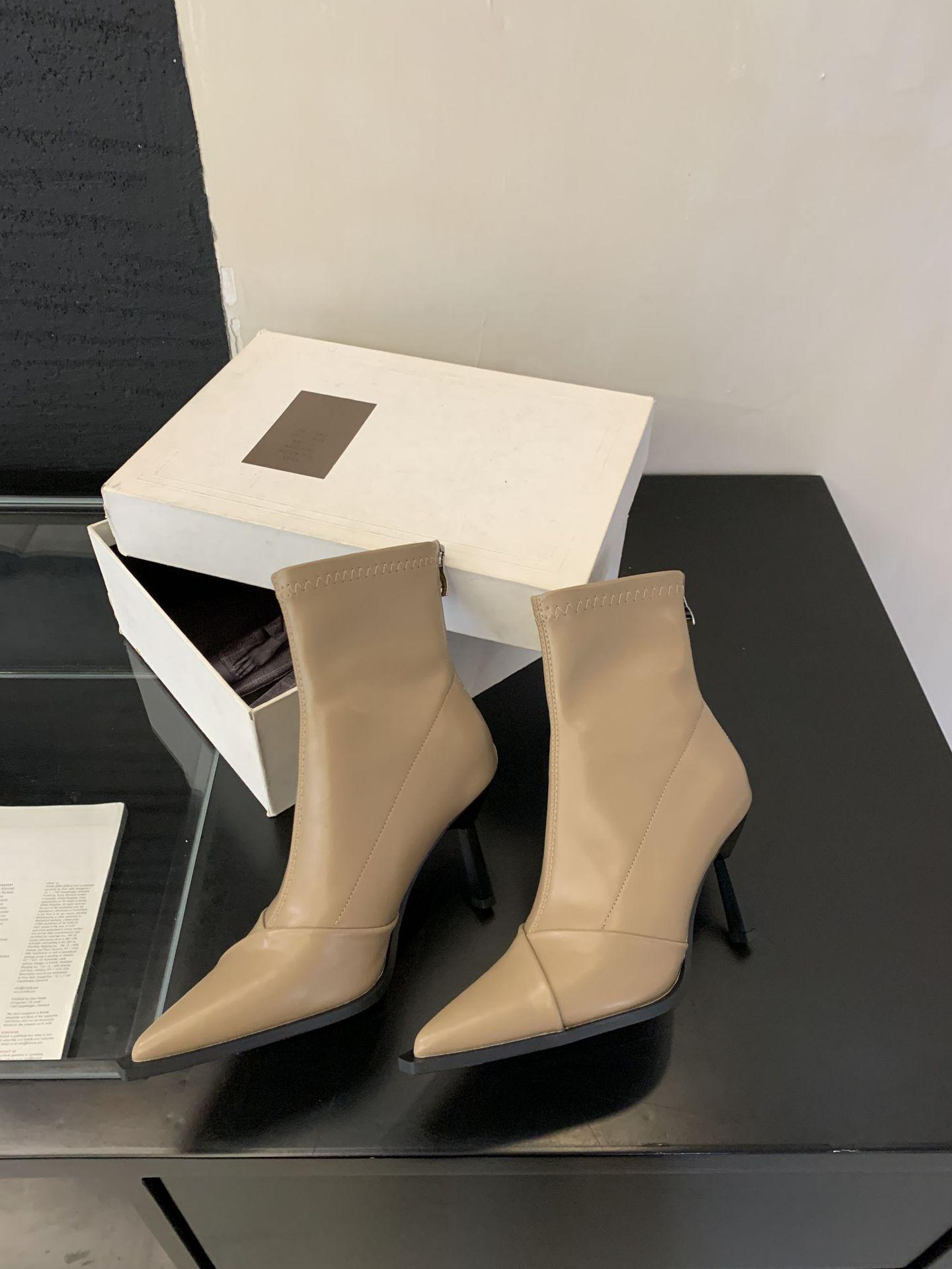 

Французские черные короткие ботильоны на высоком каблуке женские 2025 осень и зима новые остроносые тонкие ботинки тонкий каблук темперамент женские ботинки Мартин 40