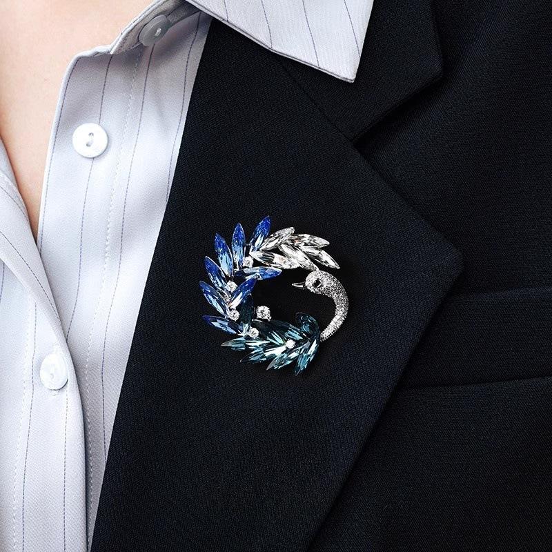 Light luxury swan brooch female retro gradual change imitation crystal animal corsage fashion coat coat pin accessories