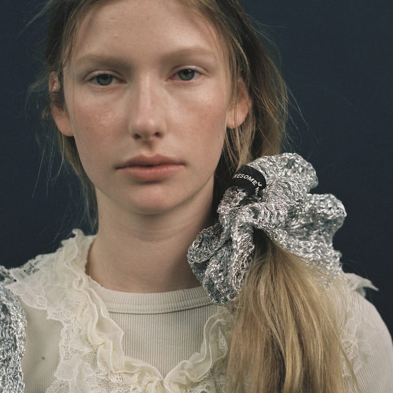 

ПОТРЯСАЮЩИЙ НУЖДАЕТСЯ В РУЧНОЙ РАБОТЕ СЕТЧАТЫЙ СКРАНЧИ_СЕРЕБРИСТЫЙ FREE