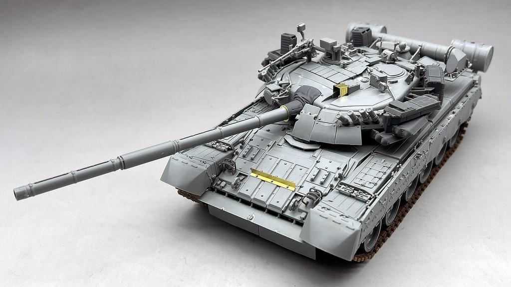Amusing Hobby 1/35 T-80UM-2 Plastic Model AMH35A068 (Tank)