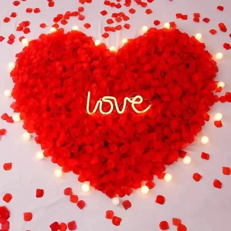The Wedding Room Is Decorated With Simulated Rose Petals, The Proposal Is Arranged With Romantic Wedding Flowers, Creating A Romantic Atmosphere