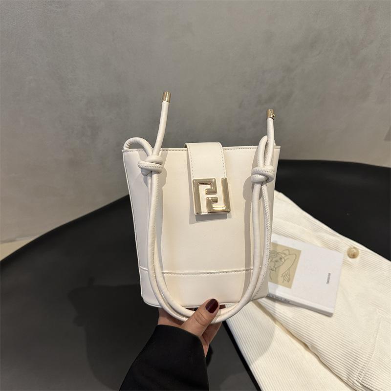 High-end niche design bag women's 2025 new fashionable and versatile one-shoulder crossbody bag commuter bucket bag