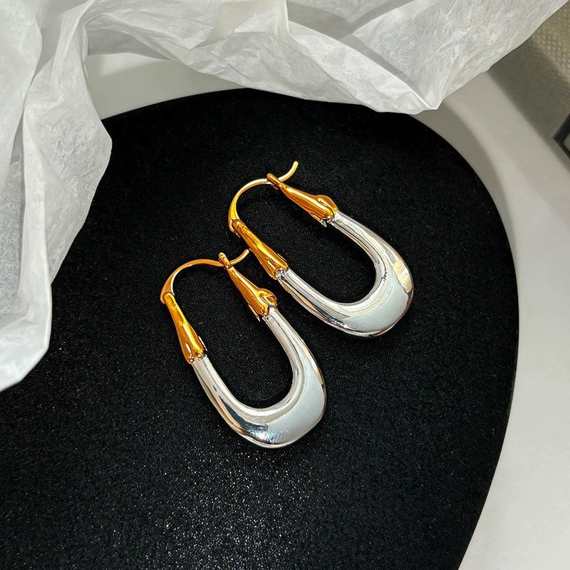 

Fashionable metal U-shaped gold and silver double-spell contrasting color earrings women s niche design trend temperament unique ear jewelry