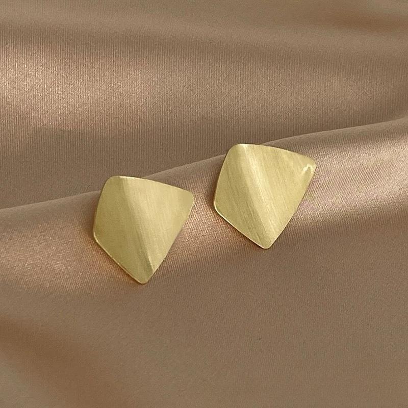 Pendientes de perlas de alta gama de moda Pendientes retro de nicho francés de lujo ligero Pendientes de perlas simples y versátiles para mujer