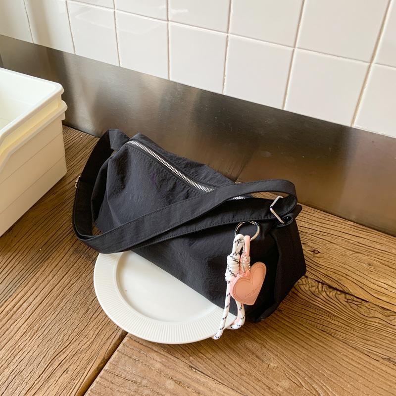 

Summer women s large-capacity new versatile casual shoulder messenger bag lightweight trendy bag fashionable pillow bag чёрный
