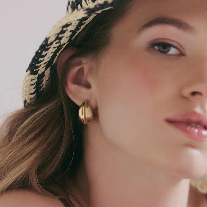 Modische C-Form Temperament 925 Silber Nadel Steckerohrringe Leichter Luxus Steckerohrringe Damen Nischen Design Gebürstete Plissierte Ohrringe