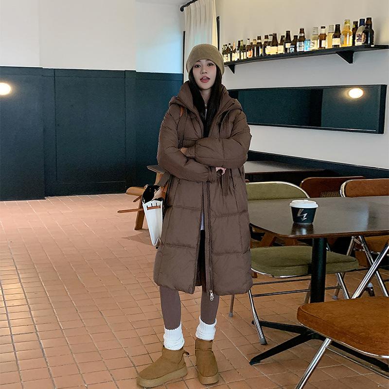 The big quilt is thickened with a new loose down padded jacket for the winter of 2025, and a women's long over-the-knee cotton jacket