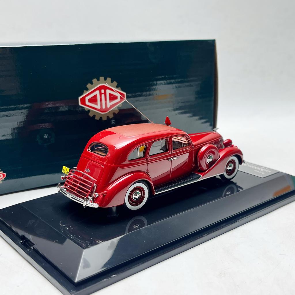 Dip 1/43 Scale ZIS-101 Luxury sedan in Moscow, Soviet Union Collection and display of simulated resin car models